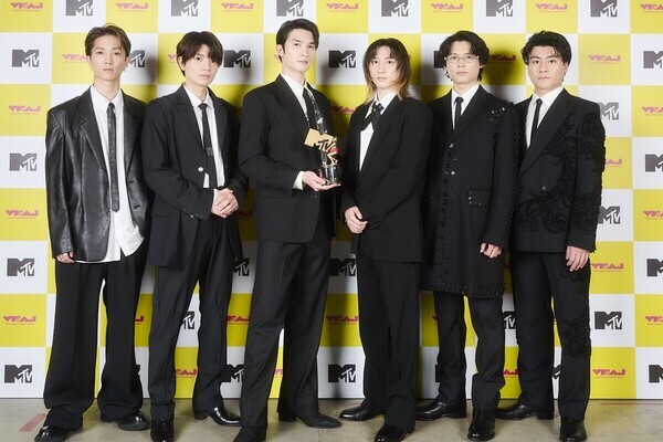 SixTONES、黒スーツ姿で「MTV VMAJ」レッドカーペット登場　会場の熱気に「少し緊張」