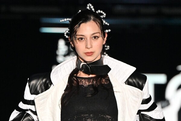 中条あやみ、美脚のぞかせ圧巻オーラ　「TGC大阪」トップで凱旋ランウェイ