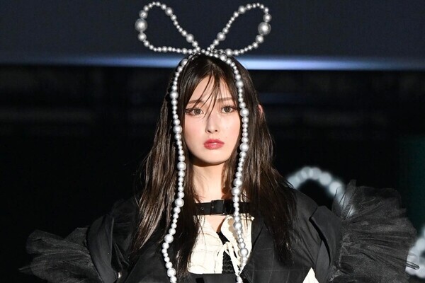 ゆうちゃみ、リボン風の装飾が目を引く! “近未来”ファッションで魅了