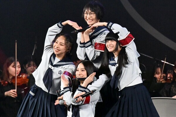 新しい学校のリーダーズ、Weiboイベントでキレキレパフォーマンス「地球を舞台に未知なる冒険を」