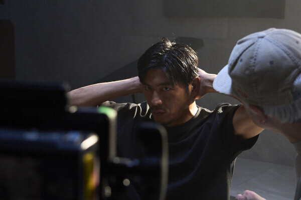 坂口憲二、“腹筋&スクワット”にスタッフ拍手　「鍛えた体」ではない見どころとは