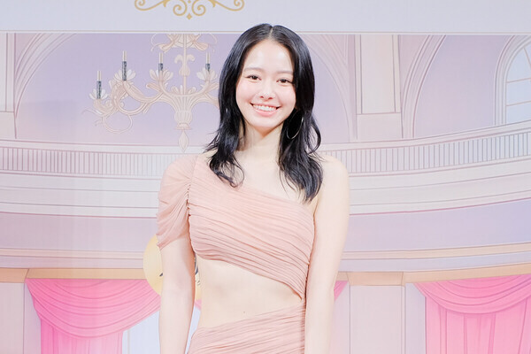 山本舞香、美くびれ&美腹筋あらわなセクシードレスで登場　昨年結婚し「今が一番幸せ」