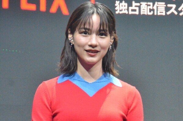 のん、新幹線をイメージした衣装で登場　草なぎ剛が絶賛「かっこいい」