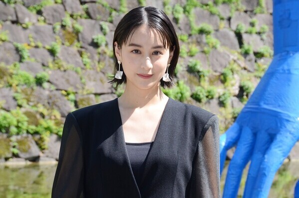 山本美月、黒のパンツコーデでシックに　日比谷公園でアート体験を楽しむ