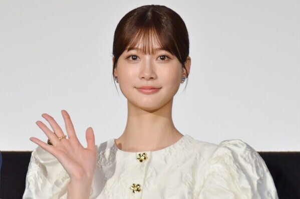 “めるる”生見愛瑠、ミニワンピで美脚披露　カラオケで吹替猛練習「何回も…」