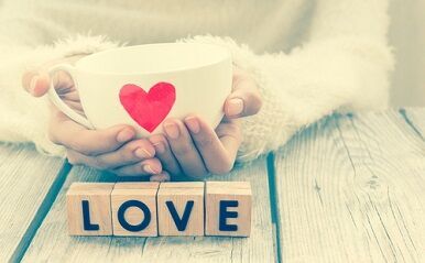「愛は深く、恋は〇〇次第」…一般人の心にリアルに響いた“恋愛の格言”10選