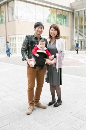 Family Snap パパの抱っこで家族デート 外食が楽しくなる ママの必需品って 16年12月28日 ウーマンエキサイト