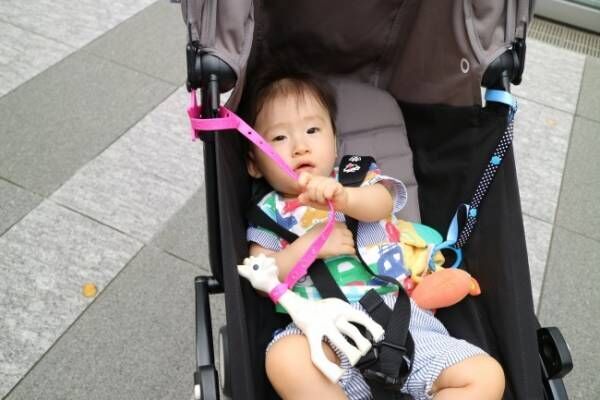 こんなアイテムほしかった！》ベビーカーにおもちゃをつけるには  