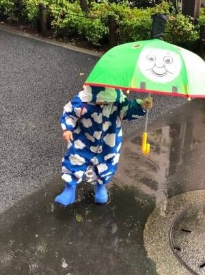 《子どもは雨の日が大好き♡》レインポンチョ、傘、長靴…　我が家のレイングッズ、こんなもの使っています♪