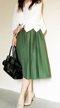 「しまむら」のカラースカートで大人コーデ