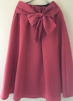 「しまむら」のカラースカートで大人コーデ