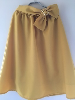 「しまむら」のカラースカートで大人コーデ