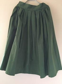 「しまむら」のカラースカートで大人コーデ