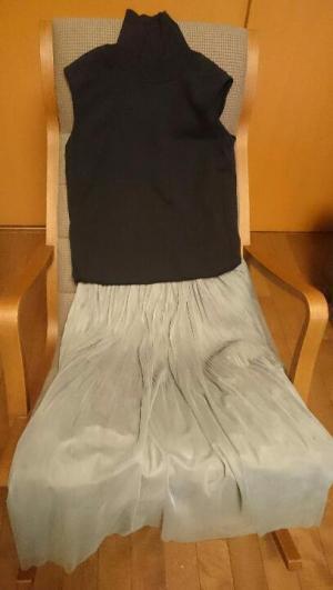 ふんわりスカート、大人っぽく着るならモスグリーンがおすすめ