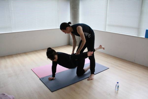 素敵なトレーナーが教えてくれる……五感を刺激するセンシュアルな「トレヨガ」初体験