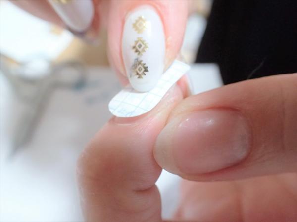 ウォーターネイルシールの使い方【マニキュアでセルフネイル】