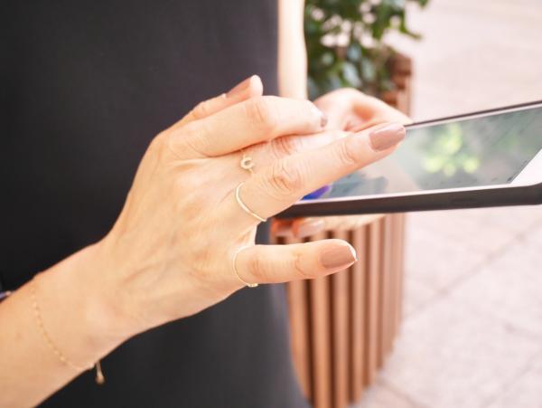 【おしゃれびとスナップ #８】辛口小物と華奢ジュエリーで夏の黒をかろやかに