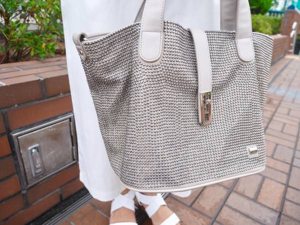 【おしゃれびとスナップ #11】知性と個性のあいだ。大人の夏ネイビー