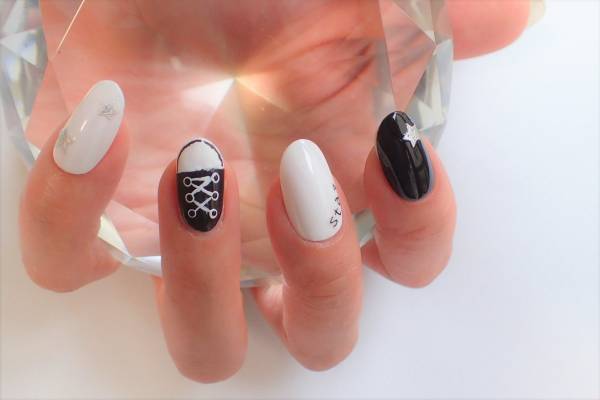 スニーカーネイルの簡単なやり方【マニキュアでセルフネイル】