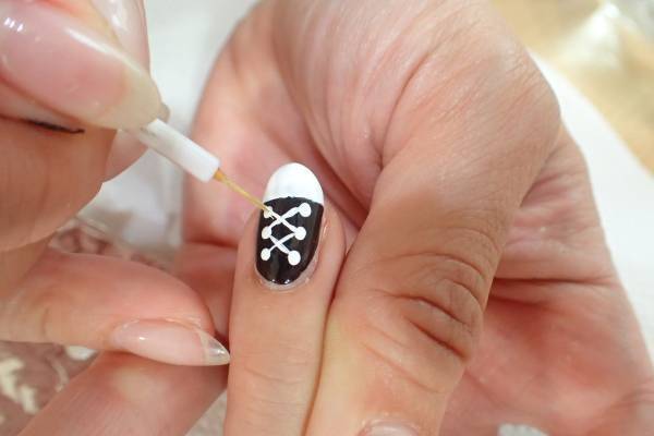 スニーカーネイルの簡単なやり方【マニキュアでセルフネイル】