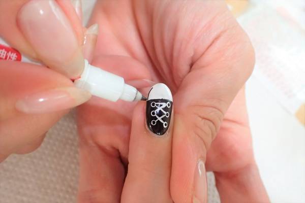 スニーカーネイルの簡単なやり方【マニキュアでセルフネイル】