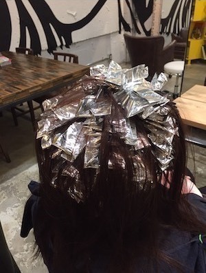 白髪は暗く染めずに活かす！　ハイライトカラーがおすすめの理由