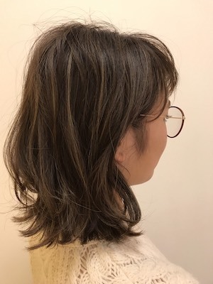 白髪は暗く染めずに活かす！　ハイライトカラーがおすすめの理由