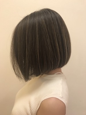 白髪は暗く染めずに活かす！　ハイライトカラーがおすすめの理由