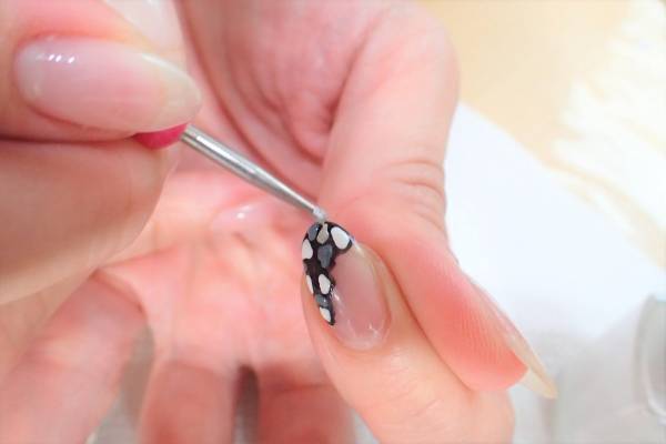 ストーンネイルの簡単なやり方【マニキュアでセルフネイル】