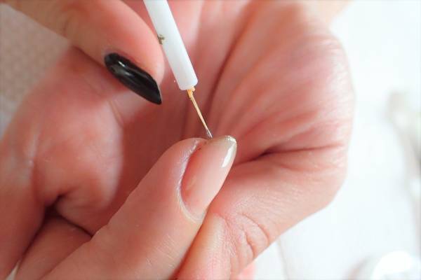 スキニーフレンチネイルの簡単なやり方【マニュキュアでセルフネイル】