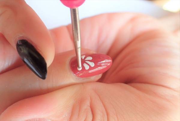 レトロフラワーネイルの簡単なやり方【マニキュアでセルフネイル】