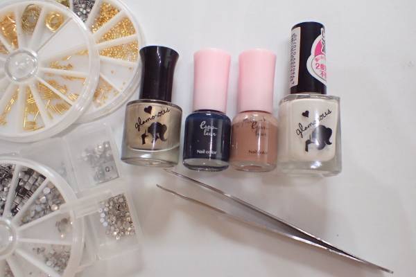 レトロモダンフラワーネイルの簡単なやり方【マニキュアでセルフネイル】