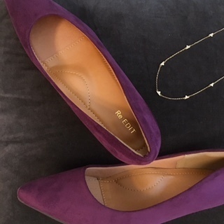 パープルのパンプスで足元に旬色を。U3000円に見えないRe:EDIT靴が優秀