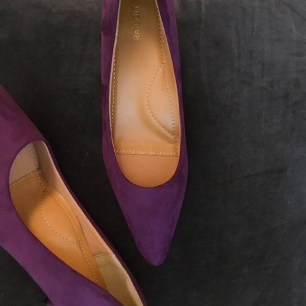 パープルのパンプスで足元に旬色を。U3000円に見えないRe:EDIT靴が優秀