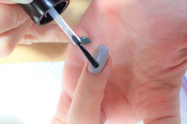 偏光パールネイルの簡単なやり方【マニキュアでセルフネイル】