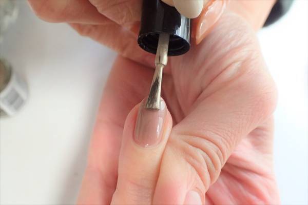 秋冬仕様。大人辛口ハーフフレンチの簡単なやり方【マニュキュアでセルフネイル】