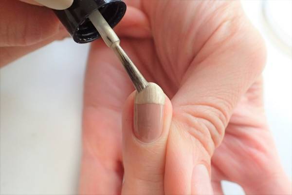 秋冬仕様。大人辛口ハーフフレンチの簡単なやり方【マニュキュアでセルフネイル】