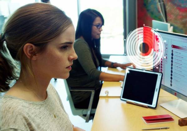 映画『ザ・サークル』に考える、未来のSNS社会の光と影- 古川ケイの「映画は、微笑む。」#28