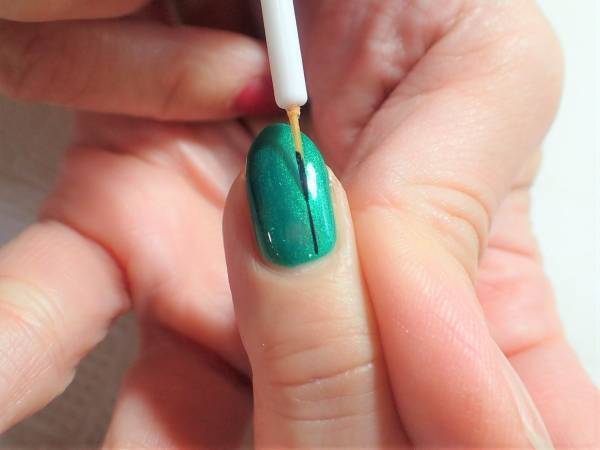 グラフチェックネイルの簡単なやり方【マニキュアでセルフネイル】