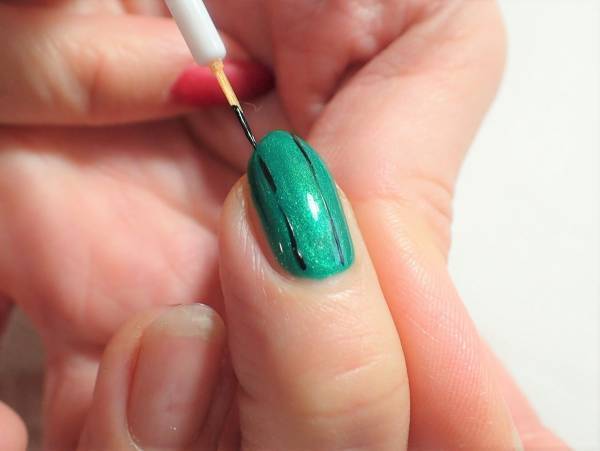 グラフチェックネイルの簡単なやり方【マニキュアでセルフネイル】