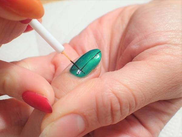 グラフチェックネイルの簡単なやり方【マニキュアでセルフネイル】