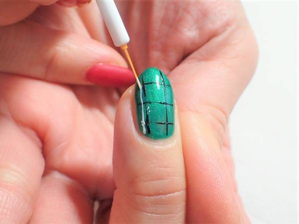 グラフチェックネイルの簡単なやり方【マニキュアでセルフネイル】