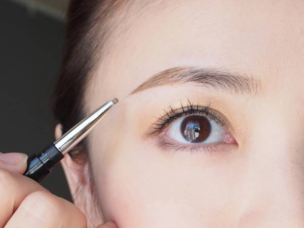 先に描くのは「眉山〜眉尻」。眉メイクのやり方〜基本編