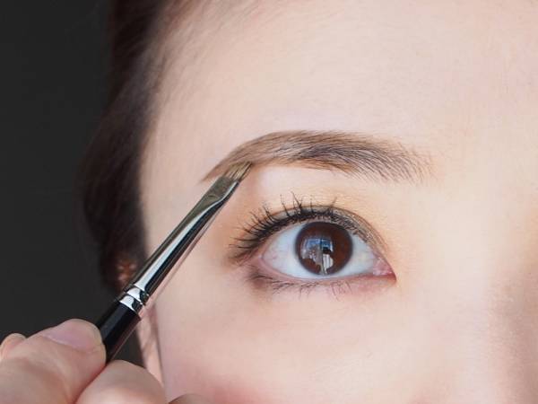 先に描くのは「眉山〜眉尻」。眉メイクのやり方〜基本編