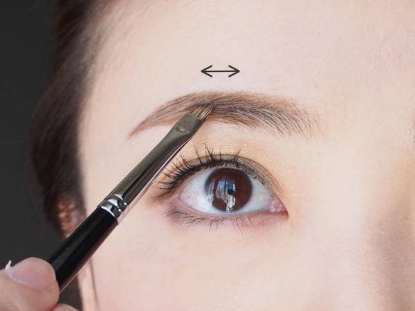 先に描くのは「眉山〜眉尻」。眉メイクのやり方〜基本編