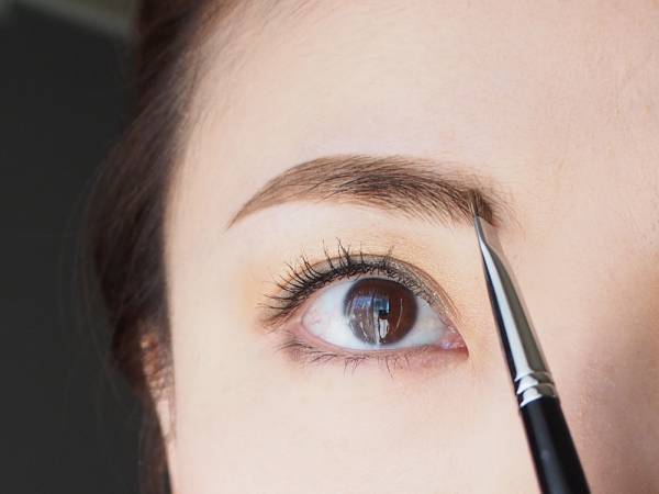 先に描くのは「眉山〜眉尻」。眉メイクのやり方〜基本編