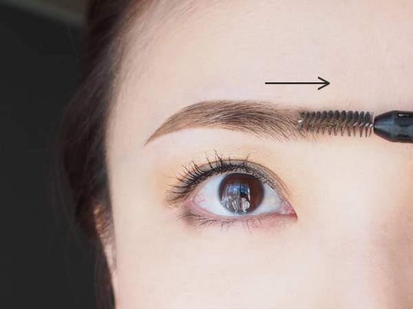 先に描くのは「眉山〜眉尻」。眉メイクのやり方〜基本編