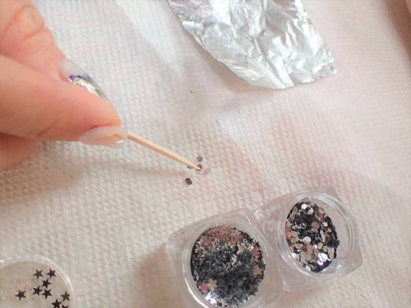 大人クリスマスネイルの簡単なやり方【マニキュアでセルフネイル】