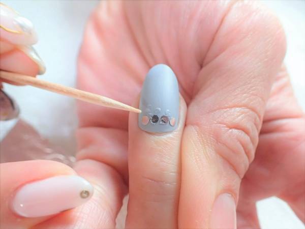 大人クリスマスネイルの簡単なやり方【マニキュアでセルフネイル】