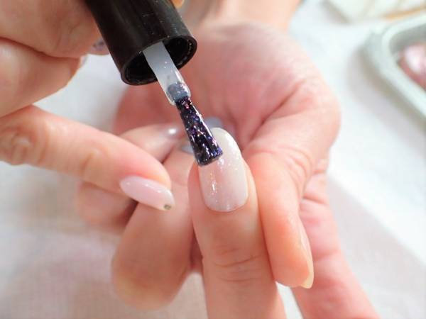 大人クリスマスネイルの簡単なやり方【マニキュアでセルフネイル】